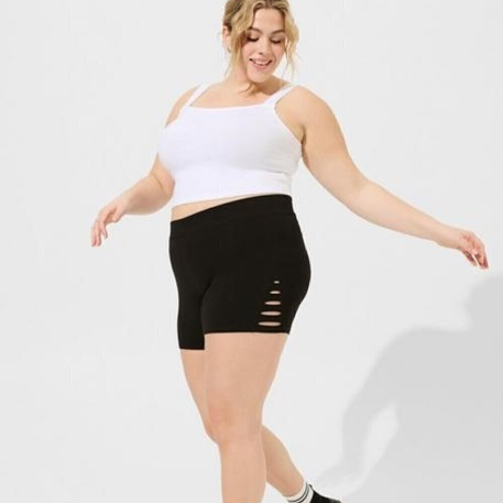 Torrid - 5 Inch Signature Waist Band Destructed Side Short in Deep Black​​​​​​